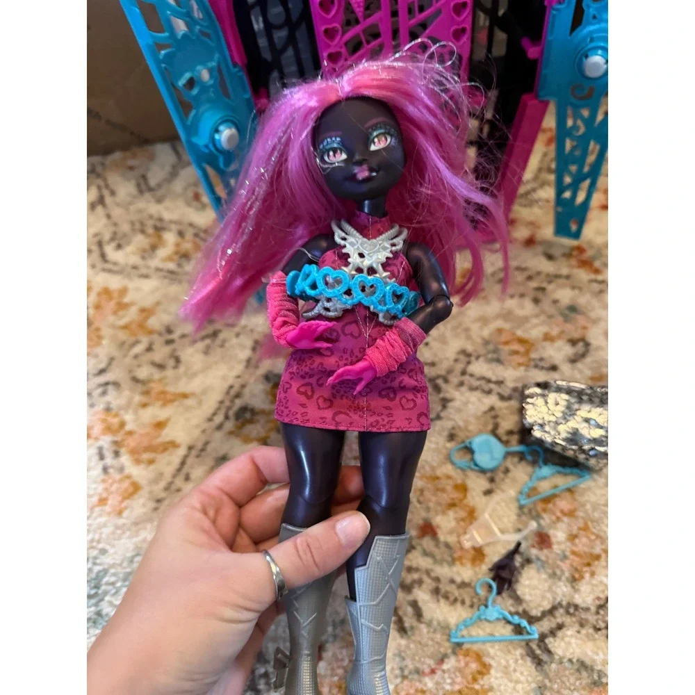 Monster High Skulltimate Secrets Catty Noir‎ G3 Doll with Coffin Locker & Extras